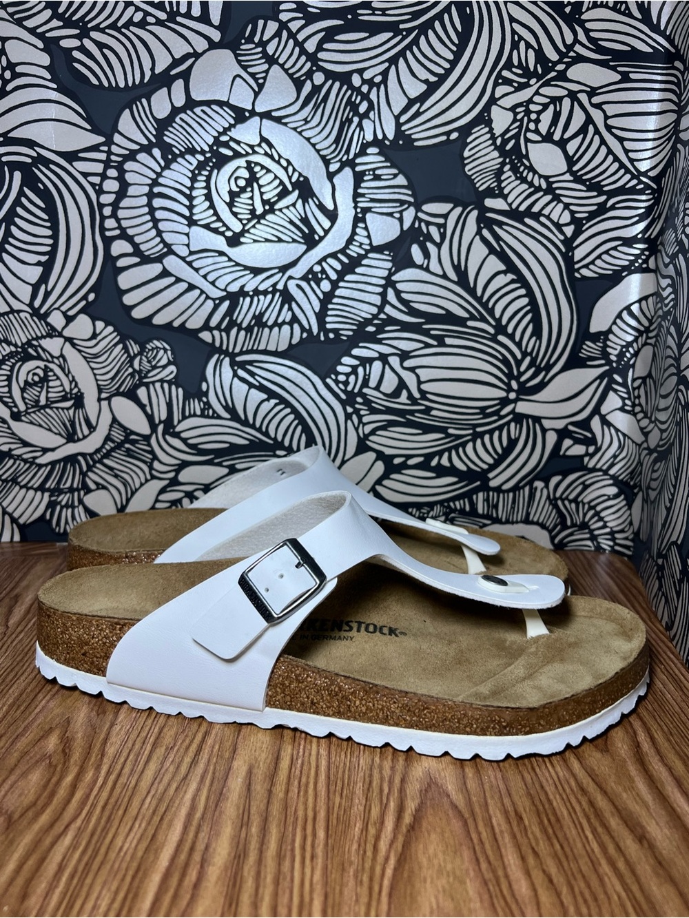 Birkenstock Gizeh Leather Sandal In White women’s size 13/ men’s 11